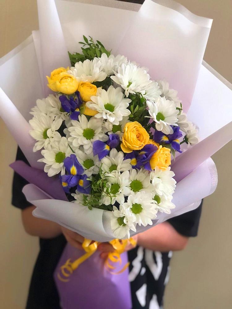 Букет цветов из: Ирисы, Хризантемы и Розы в Выкса